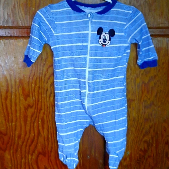 4 for 20$ three Disney baby pj's mickey mouse , Winnie the pooh & Tigger too!!! - Picture 3 of 8